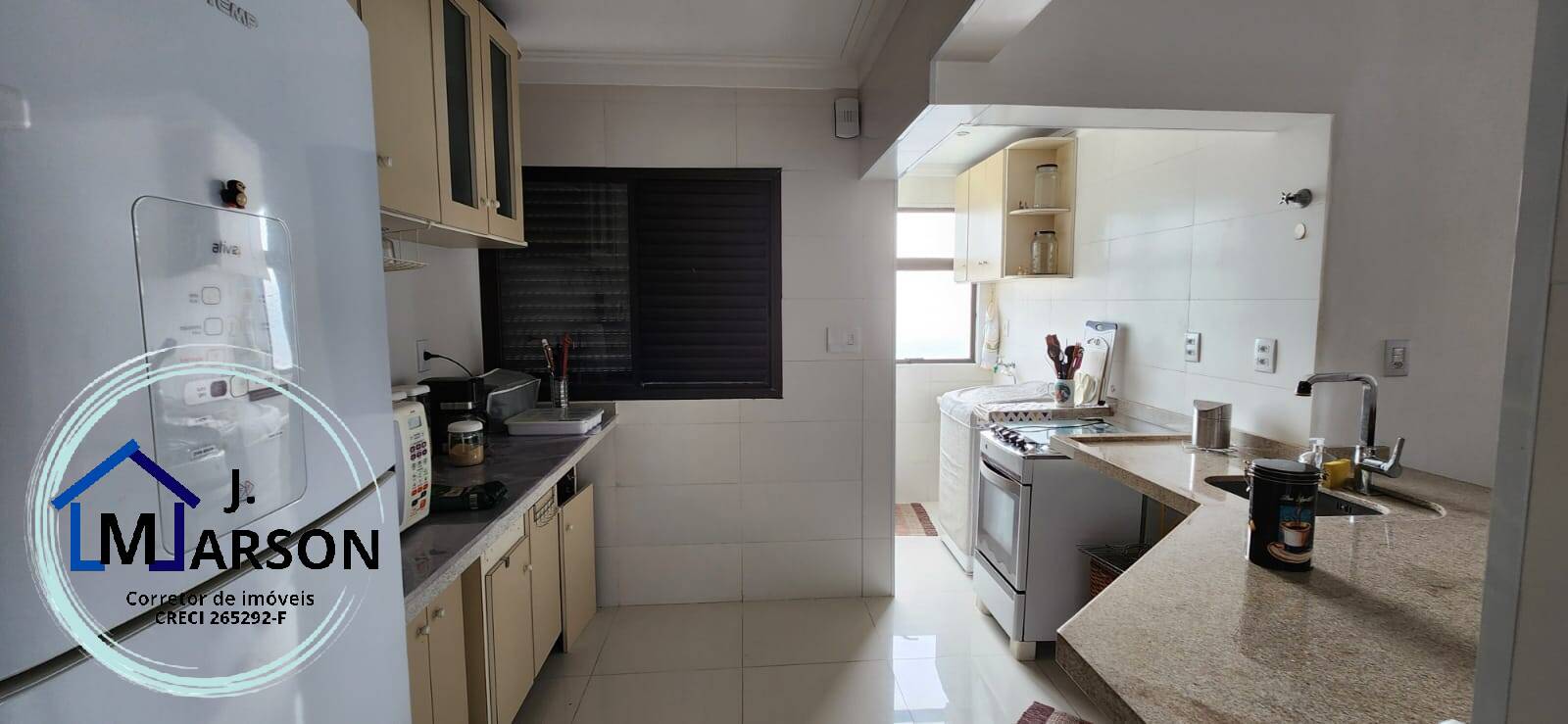 Apartamento à venda com 3 quartos, 150m² - Foto 2